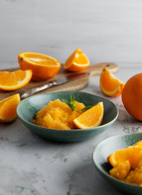 Postre granizado con bodegón naranja ángulo alto