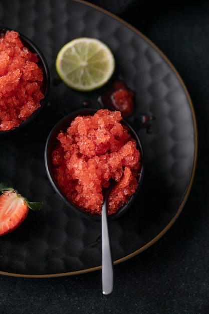 Postre de granizado de fresa con vista superior de lima