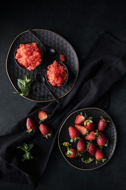 Postre de granizado de fresa con vista superior de menta