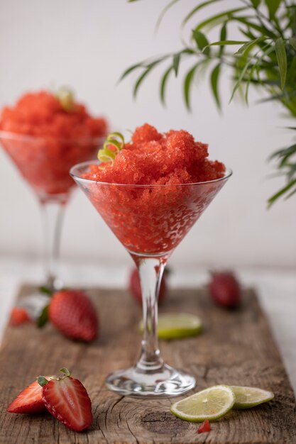 Postre granizado de fresas con lima