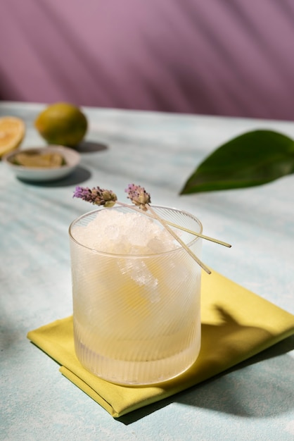 Postre de granizado sabroso de alto ángulo con flores.