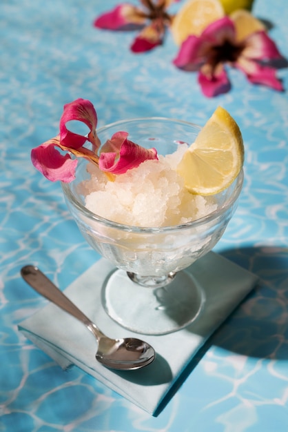 Postre de granizado sabroso de alto ángulo con flores.