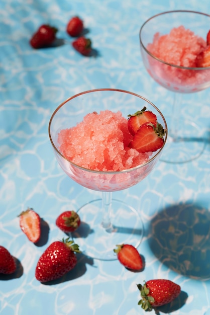 Postre de granizado sabroso de alto ángulo con fresas