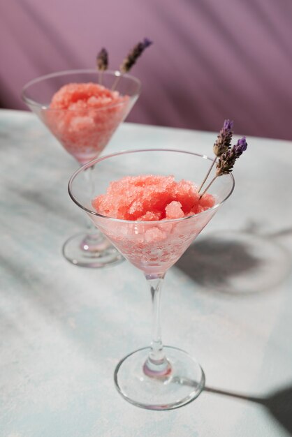 Postre de granizado sabroso de alto ángulo con lavanda