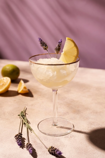 Postre de granizado sabroso de alto ángulo con rebanada