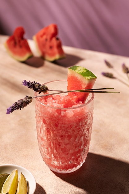 Postre de granizado sabroso de alto ángulo con sandía