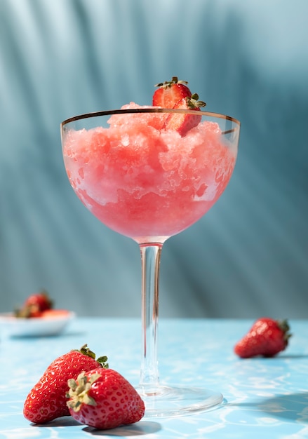 Postre de granizado sabroso de ángulo bajo con fresas