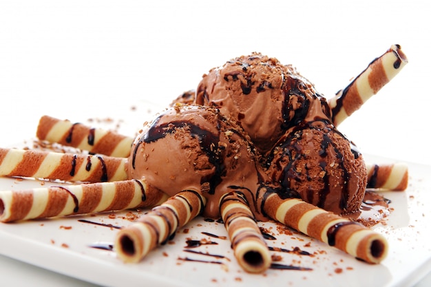 Postre helado de chocolate