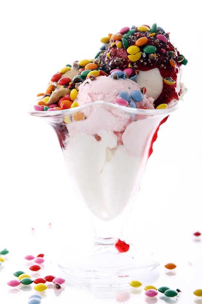 Postre helado con dulces de colores