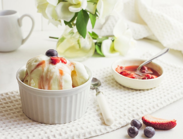 Postre de helado y fresa