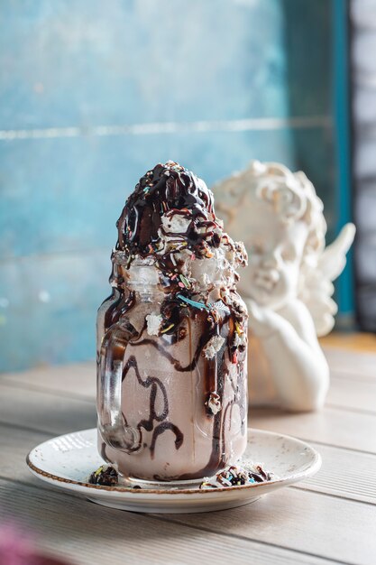 Postre helado con salsa de chocolate amargo en un plato blanco