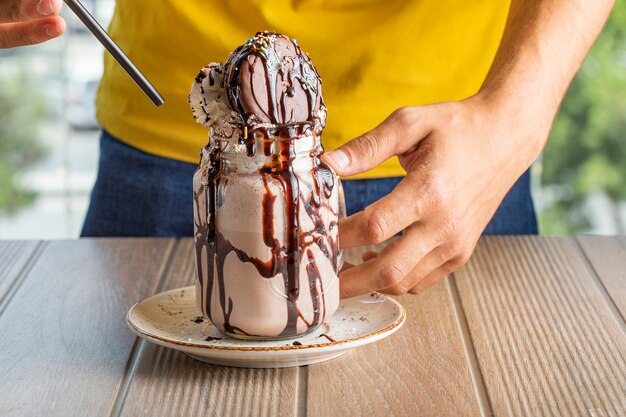 Foto gratuita postre helado con salsa de chocolate amargo