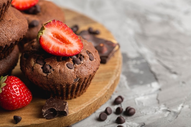 Postre hermoso y delicioso en la mesa de mármol