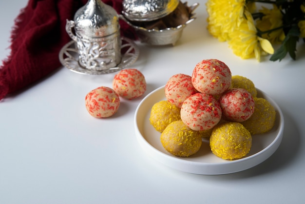 Foto gratuita postre indio tradicional de alto ángulo