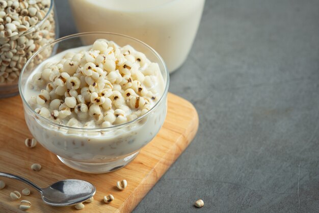 Postre de leche de coco mijo en un tazón de vidrio.