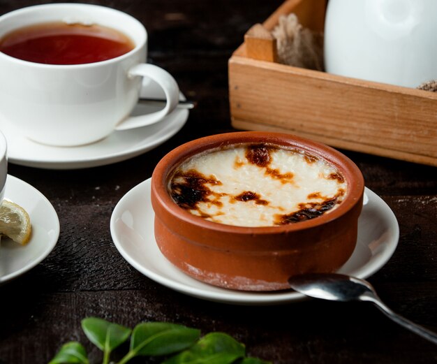 postre de leche sobre la mesa