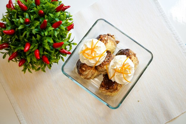 Postre en una mesa de restaurante