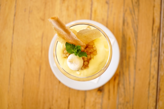 Postre en una mesa de restaurante