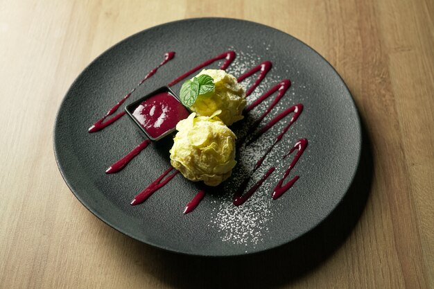 Postre en una mesa de restaurante