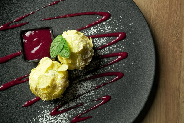 Postre en una mesa de restaurante