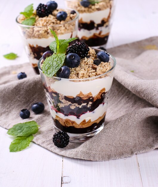 Postre de muesli en vasos