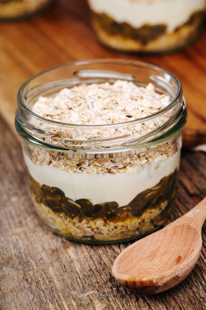 Postre de muesli en vasos