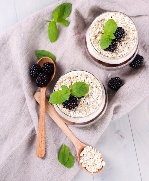 Postre de muesli en vasos