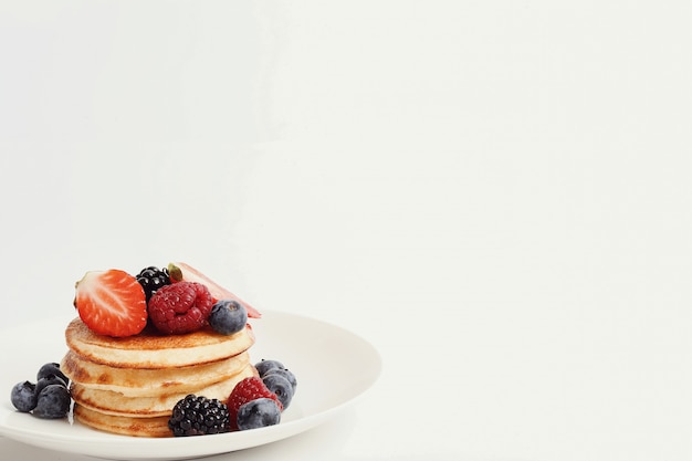 Foto gratuita postre de panqueques en una mesa