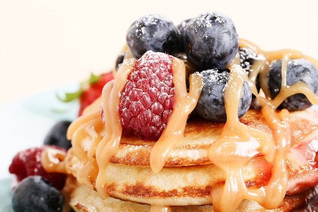 Foto gratuita postre de panqueques en una mesa