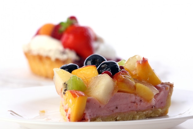 Postre pastel de frutas con arándanos