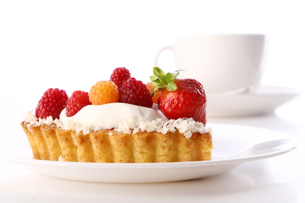 Postre pastel de frutas con café