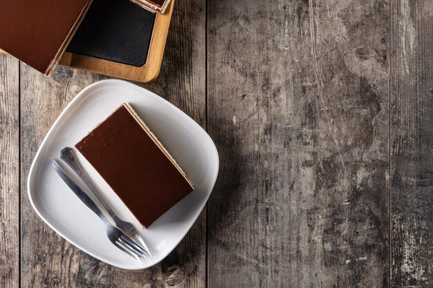 Postre de pastel de ópera en mesa de madera