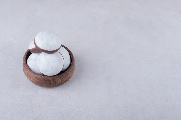 Postre de pastelería mini mousse en un recipiente sobre la mesa de mármol.