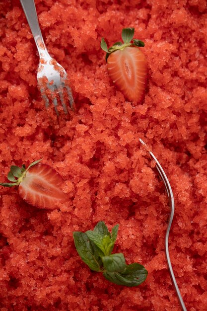 Foto gratuita postre plano de granizado de fresa con menta