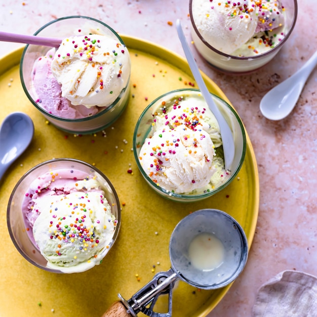 Postre plano con helado y funfetti.