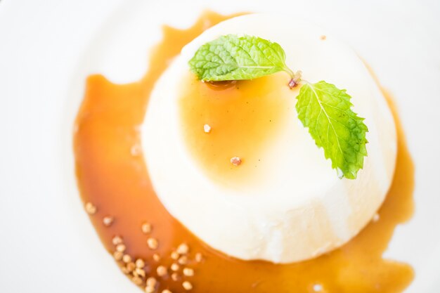 Postre de pudín de caramelo y panna cotta