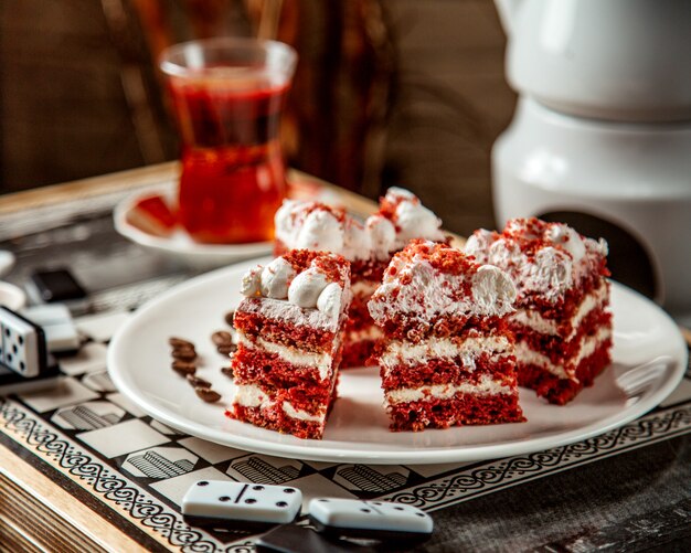 Postre rojo cremoso con té negro