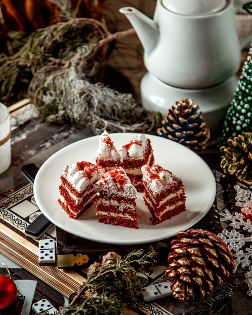 Postre rojo en rodajas con mucha crema encima