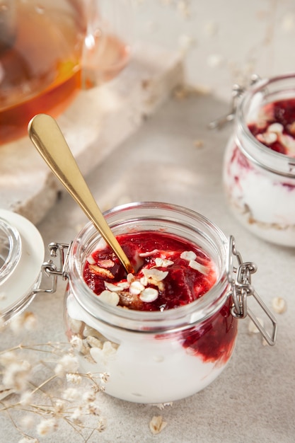 Postre sabroso de alto ángulo en frascos