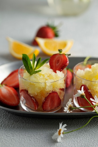 Postre sabroso de alto ángulo con fresas