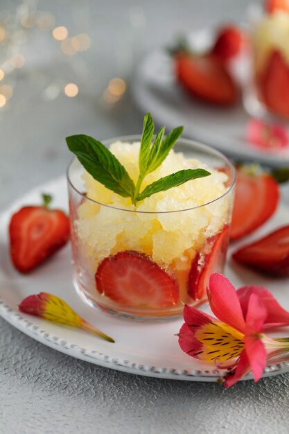 Postre sabroso de alto ángulo con frutas.