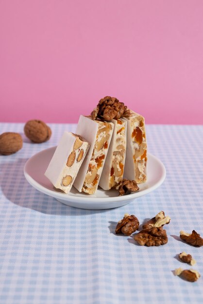 Postre sabroso de alto ángulo en la placa