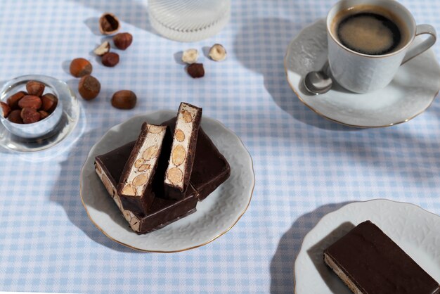 Postre sabroso de alto ángulo y taza de café.