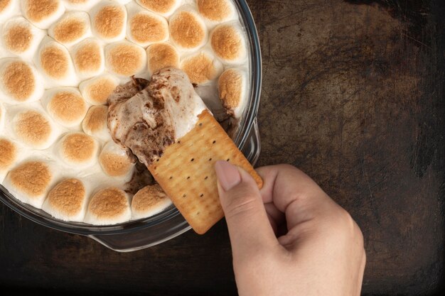 Postre sabroso s'mores en arreglo de mesa