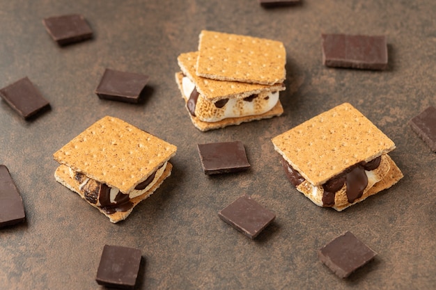 Postre sabroso s'mores en mesa