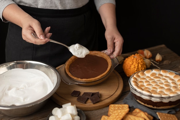 Postre sabroso s'mores en mesa