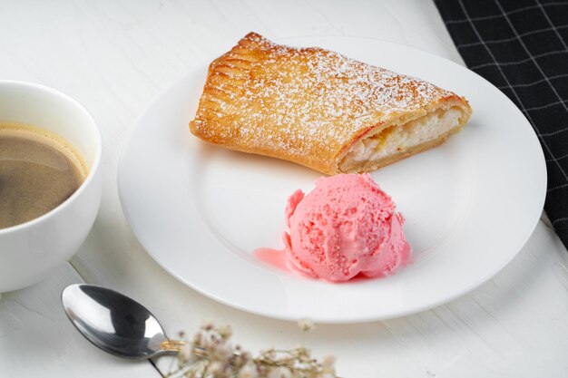 Postre shtrudel clásico con helado en la placa blanca.