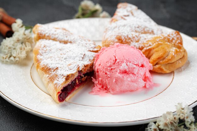 Postre shtrudel clásico con helado en la placa blanca.