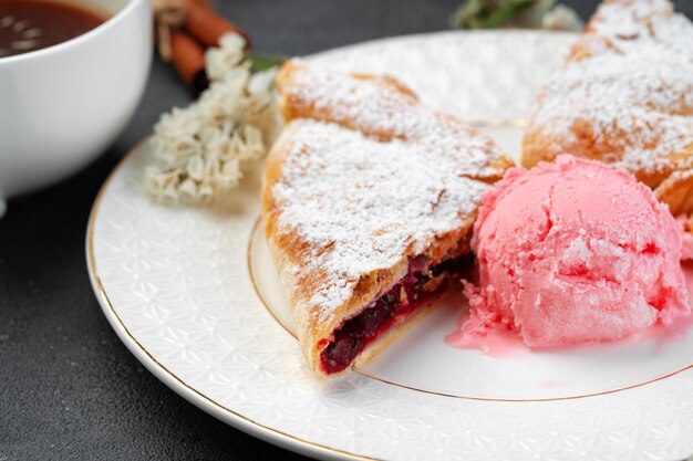 Postre shtrudel clásico con helado en la placa blanca.