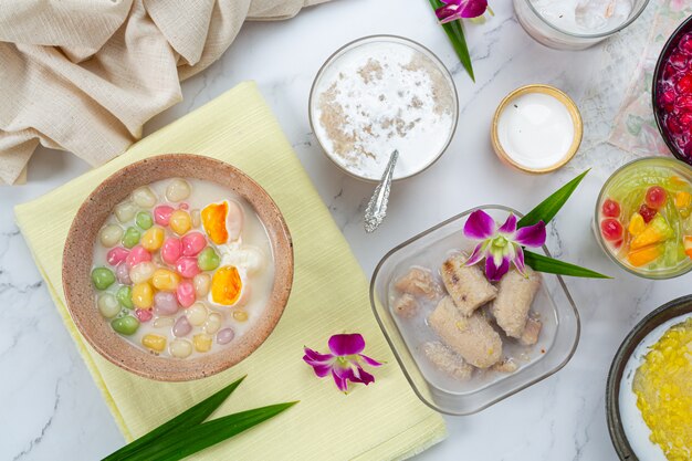 Postre tailandés llamado bolas de Bualoy en salsas con leche de coco caliente y hojas de pandan para aumentar la delicia.